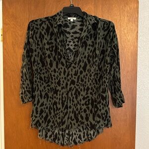 Umgee Womens Black and Green Leopard Blouse